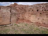 01491 ostia - regio ii - insula vi - casa del soffitto dipinto (ii,vi,5-6) - via della corporazzioni - 1. laden von norden - bli ri nordosten - 09-2022.jpg